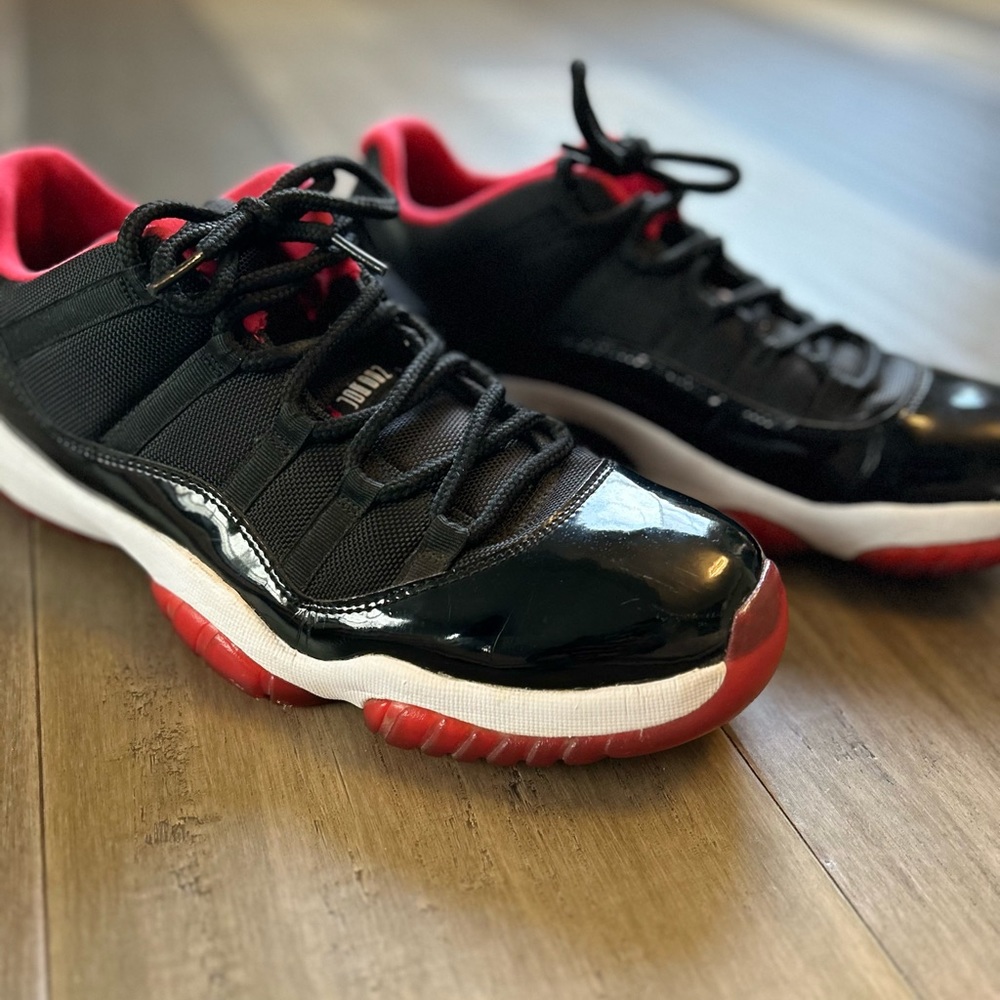 100% AUTHENTIC!!!!!! Jordan 11 retro low Bred size 11.5 very good condition